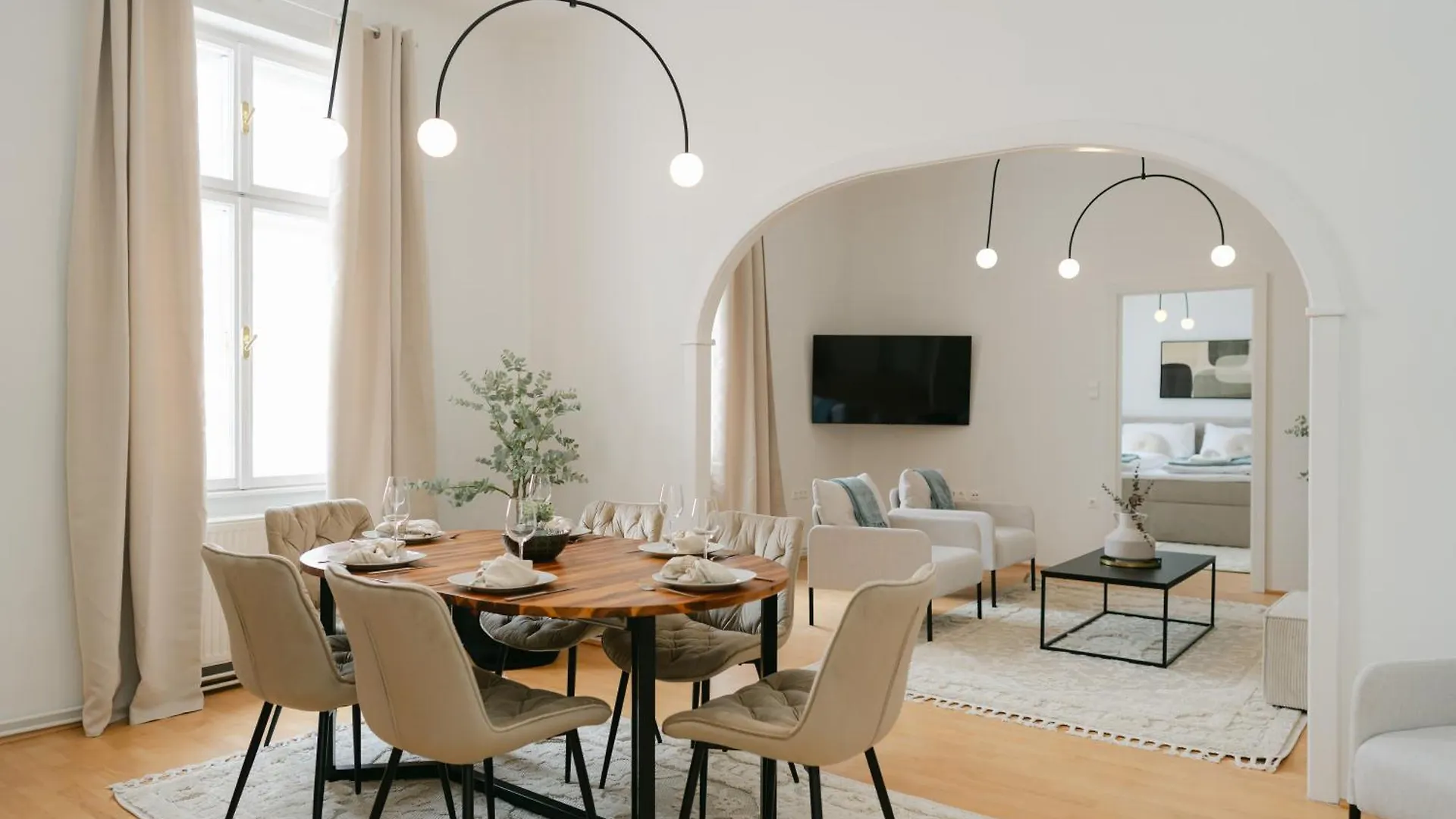 Stylish Apt For 4-6, 5 Min To Center, No Lift Currently location